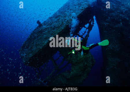 Scuba Diver al Amoco Milford Haven petroliera relitto Liguria mare Mediterraneo Italia Foto Stock