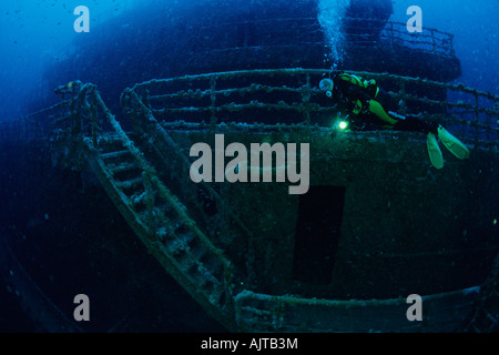 Scuba Diver al Amoco Milford Haven petroliera relitto Liguria mare Mediterraneo Italia Foto Stock