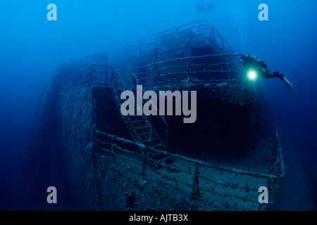 Scuba Diver al Amoco Milford Haven petroliera relitto Liguria mare Mediterraneo Italia Foto Stock