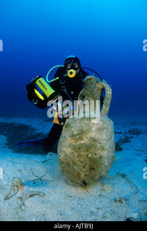 Subacqueo con Lamboglia anfora olearia Dalmatien Mare Adriatico Mare Mediterraneo Croazia Foto Stock