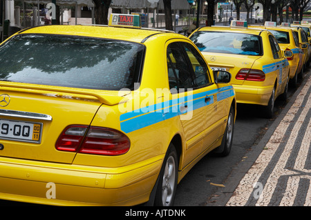 Fila di giallo taxi a Funchal, Madeira. Foto Stock