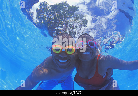 Adulto Giovane in piscina Foto Stock