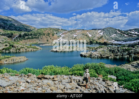 Escursionista in 20 bacino dei laghi di Sierra Nevada in California Foto Stock