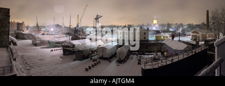 Panorama dei bacini di carenaggio in inverno al Suomenlinna fortezza sul mare, Helsinki, Finlandia Foto Stock