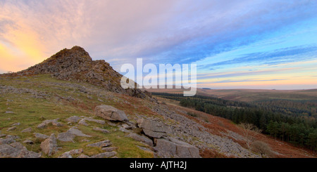 Formato panoramico tramonto sul cuoio Tor su Dartmooor guardando attraverso il moro verso Princetown all'orizzonte Foto Stock