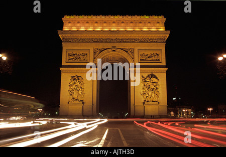 Auto / auto / velocità di traffico dall'Arc de Triomphe in notturna a Parigi Francia Foto Stock