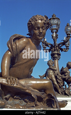 Statua in bronzo sul Pont Alexandre bridge a Parigi, Francia Foto Stock