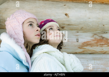 Due giovani amici cercando, ritratto Foto Stock