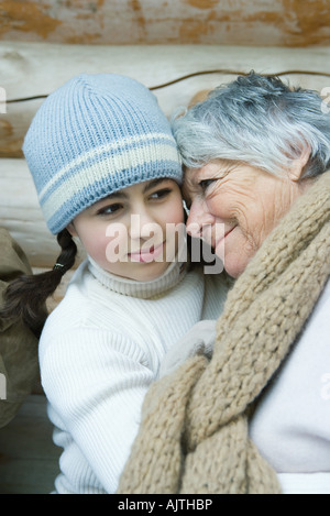 Nonna e nipote, sorridente, guancia a guancia, ritratto Foto Stock