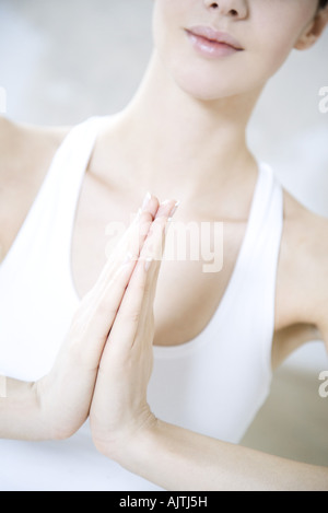 Vista ritagliata della donna in posizione di preghiera, close-up Foto Stock