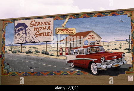 1956 Chevrolet Bel Air Station Wagon e la storica stazione di gas al murale di Clovis in Great Plains area del Nuovo Messico, STATI UNITI D'AMERICA Foto Stock