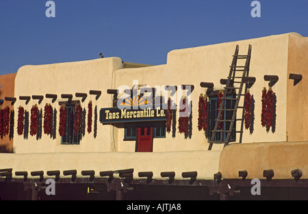 Adobe edificio decorato con peperoncino ristras a Plaza a Taos, Nuovo Messico, STATI UNITI D'AMERICA Foto Stock