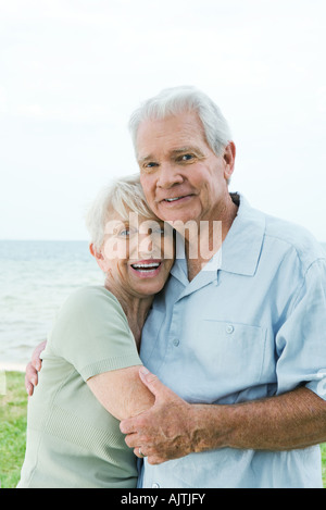 Coppia senior avvolgente Foto Stock