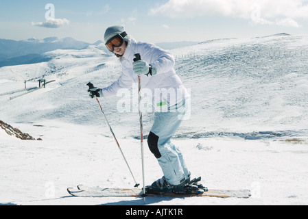 Giovane sciatore sorridente in telecamera a piena lunghezza ritratto Foto Stock