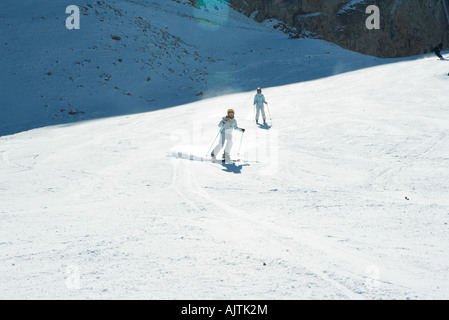 I giovani sciatori sulle piste da sci a lunghezza piena, nella distanza Foto Stock