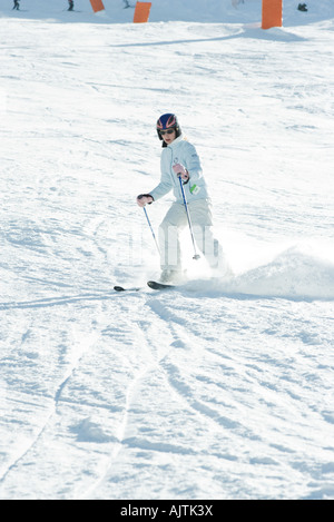 Ragazza adolescente sciare giù sulle piste da sci a lunghezza piena Foto Stock