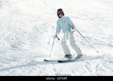 Ragazza adolescente di sciare su piste da sci a lunghezza piena Foto Stock
