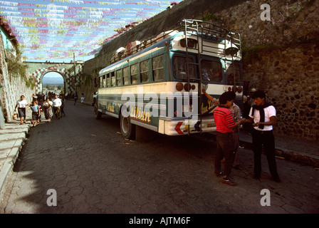 Guatemala highlands Chichicastenango trasporto bus su El Quiché road Foto Stock