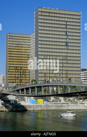 Francia Parigi Bibliothéque Nationale de France François Mitterrand Passarelle Simone de Beauvoir Seine Foto Stock