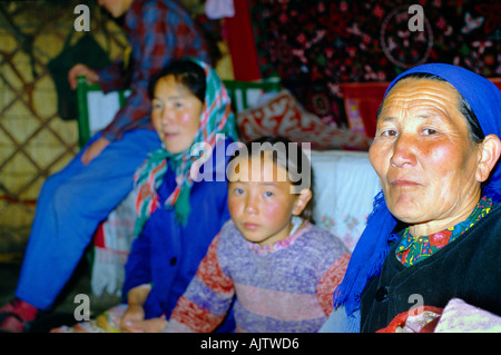 Il Kazakistan generazioni donne nonna madre figlia famiglia granddaugther Foto Stock