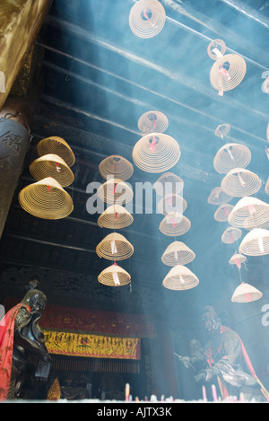 Incenso pendenti dal soffitto nel tempio Cinese, a basso angolo di visione Foto Stock