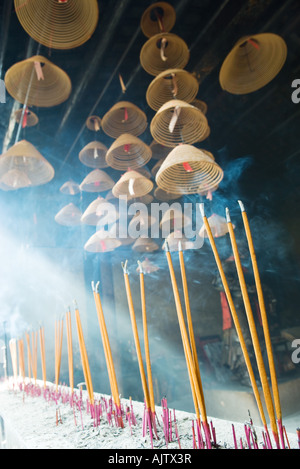 Bruciare incenso nel tempio Cinese, a basso angolo di visione Foto Stock