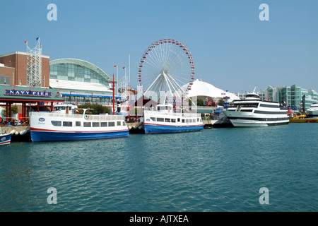 Il Navy Pier piacere complesso Chicago Illinois USA barche e luna park Foto Stock