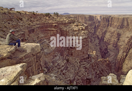 Escursionista presso Little Colorado River Gorge vicino al Grand Canyon, Arizona, Stati Uniti d'America Foto Stock