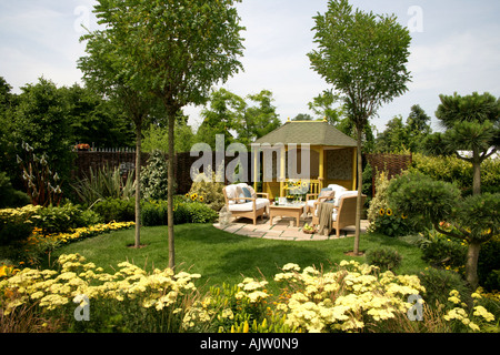 Croft Garden disegnato da David Domoney per la RHS Hampton Court Flower Show 2006 Foto Stock