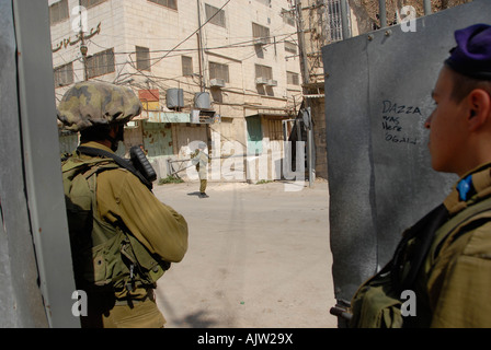 Truppe israeliane dalla 84ma 'Givati' della brigata di fanteria di pattugliamento in 'Kasba ' zona vecchia della città di Hebron Cisgiordania Israele Foto Stock