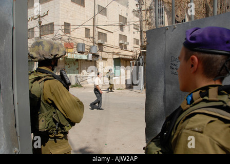 Truppe israeliane dalla 84ma 'Givati' della brigata di fanteria guardia nel 'Kasba' Kasbah Casbah o area di mercato della città vecchia di Hebron Cisgiordania Israele Foto Stock