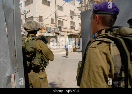 Truppe israeliane dalla 84ma 'Givati' della brigata di fanteria guardia nel 'Kasba' Kasbah Casbah o area di mercato della città vecchia di Hebron Cisgiordania Israele Foto Stock