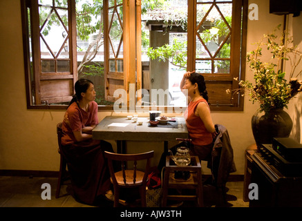 Le donne in chat in una casa da tè in Taipei Taiwan Foto Stock
