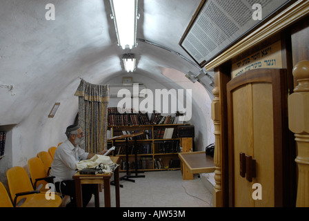 Un colono ebraico all'interno della tomba di Jesse e Ruth situato all'interno della rovina di Deir al Arba'een nella sezione Tel Rumeida di Hebron West Bank Israele Foto Stock