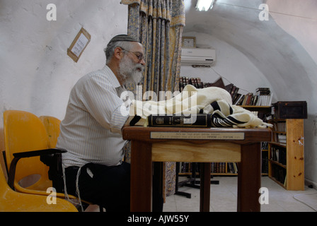 Un colono ebraico all'interno della tomba di Jesse e Ruth situato all'interno della rovina di Deir al Arba'een nella sezione Tel Rumeida di Hebron West Bank Israele Foto Stock