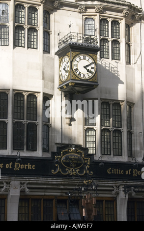 Cittie di York pub e orologio High Holborn London WC1 Foto Stock