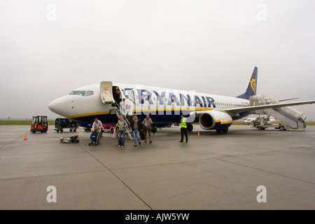 Lo sbarco di passeggeri da aereo Ryanair aeroporto su asfalto a Jasionka aeroporto, Rzeszow, Polonia Foto Stock