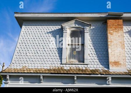 Il tetto di scandole in vecchio stile Victorian House di Benton Wisconsin Foto Stock