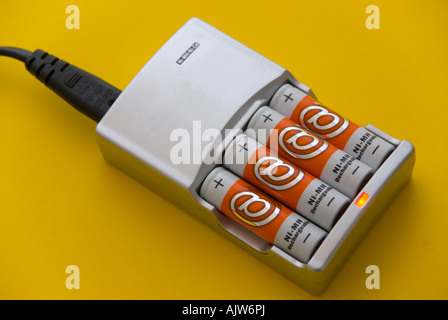 Batterie NiMH ricaricabili con idruro di farina di nichel e caricabatterie Foto Stock