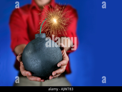 Un vecchio stile bomba rotondo con un fusibile di LIT circa di esplodere Foto Stock