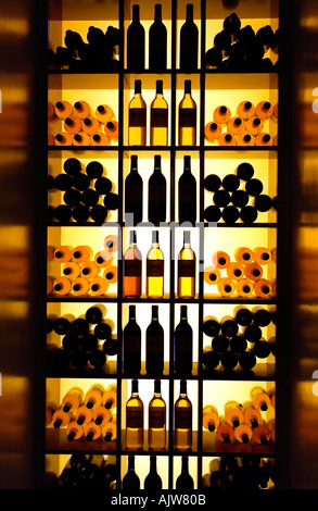 Vino rosso e bianco di bottiglie sul display Foto Stock