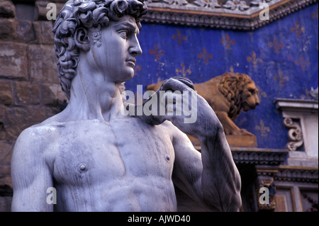 Italia Firenze copia statua del David al di fuori della galleria degli Uffizi Foto Stock