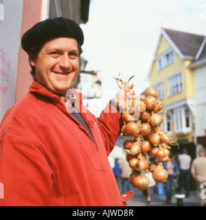 Cipolla francese venditore che indossa un berretto nero e rosso smock veli il suo commercio Vendita di cipolle di una bicicletta per le strade di Brecon Galles Wales UK KATHY DEWITT Foto Stock