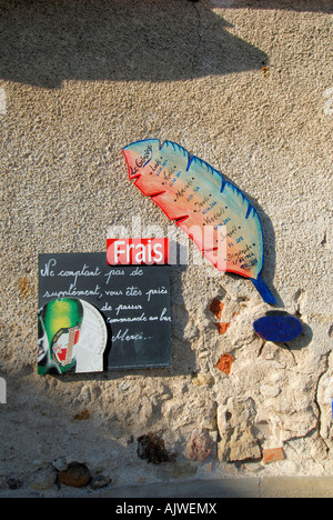 Pub / Orari di apertura del Bar scritto su giù / pennacchio di scrittura, Montmorillon, Vienne, in Francia. Foto Stock