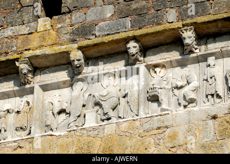 Fregio in facciata di St Laurent Cappella (XII secolo), Montmorillon, Vienne, in Francia. Foto Stock