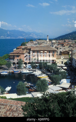 Vista di Torri del Benaco sul Lago di Garda Italia Europa Foto Stock