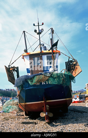 Inghilterra Sussex Hastings pesca barca ormeggiata sulla spiaggia con reti appesa sopra la poppa della barca Foto Stock