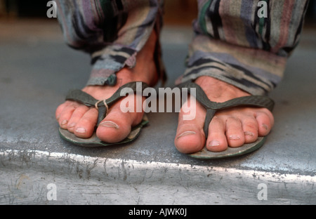 Usurati flip flop sull'uomo i piedi Foto Stock