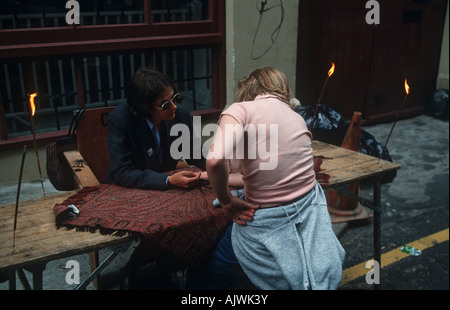 Tracey Emin palm con lettura a Giosuè Compston's fete peggiore della morte Foto Stock