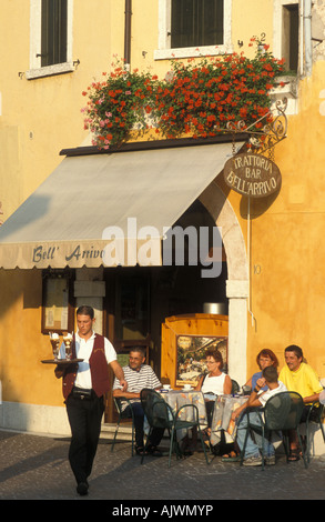 Bar trattoria a Torri del Benaco sul Lago di Garda Italia Europa Foto Stock